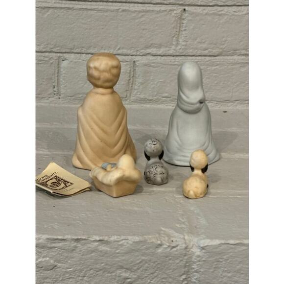 Vintage Editions in Porcelain Nativity Set - Picture 6 of 14